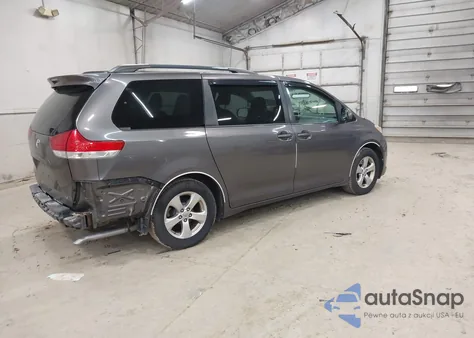 2013 Toyota Sienna Le V6 8 Passenger z USA, uszkodzony, nr VIN 5TDKK3DC7DS331363